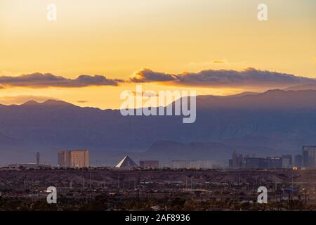 Las Vegas, SEP 26: Tramonto veduta aerea della striscia con la montagna dietro il Sep 26, 2019 a Las Vegas, Nevada Foto Stock