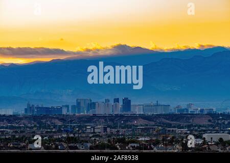 Las Vegas, SEP 26: Tramonto veduta aerea della striscia con la montagna dietro il Sep 26, 2019 a Las Vegas, Nevada Foto Stock