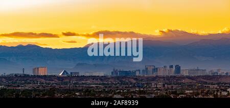 Las Vegas, SEP 26: Tramonto veduta aerea della striscia con la montagna dietro il Sep 26, 2019 a Las Vegas, Nevada Foto Stock