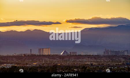 Las Vegas, SEP 26: Tramonto veduta aerea della striscia con la montagna dietro il Sep 26, 2019 a Las Vegas, Nevada Foto Stock