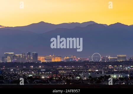 Las Vegas, SEP 26: Tramonto veduta aerea della striscia con la montagna dietro il Sep 26, 2019 a Las Vegas, Nevada Foto Stock