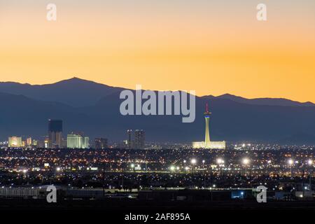 Las Vegas, SEP 26: Tramonto veduta aerea della striscia con la montagna dietro il Sep 26, 2019 a Las Vegas, Nevada Foto Stock