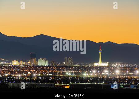 Las Vegas, SEP 26: Tramonto veduta aerea della striscia con la montagna dietro il Sep 26, 2019 a Las Vegas, Nevada Foto Stock