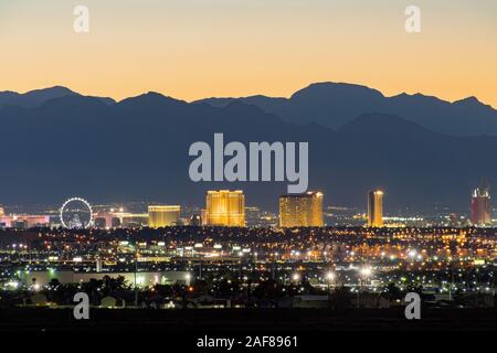 Las Vegas, SEP 26: Tramonto veduta aerea della striscia con la montagna dietro il Sep 26, 2019 a Las Vegas, Nevada Foto Stock