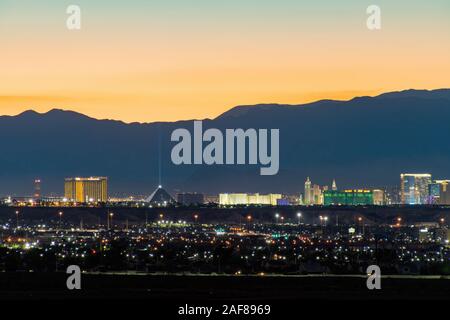 Las Vegas, SEP 26: Tramonto veduta aerea della striscia con la montagna dietro il Sep 26, 2019 a Las Vegas, Nevada Foto Stock