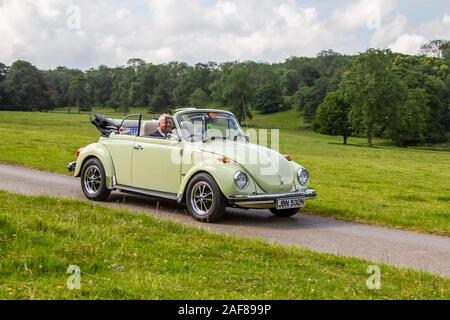 Maggiolino Volkswagen convertibile in vecchio stile giallo anni '1975 70 e '70; auto d'epoca restaurate anni '70, storiche, apprezzate, vecchi cronometri, veterano d'epoca restaurati da collezione, veicoli storici di un tempo che arrivano per l'evento automobilistico storico Mark Woodward a Leighton Hall, Carnforth, Regno Unito Foto Stock