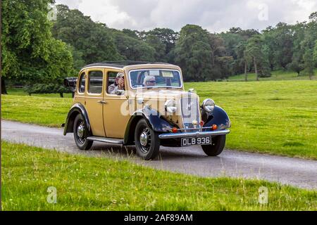 1936 30s anni beige nero Austin; auto classiche, storico, amato, vecchi timer, Veterano d'epoca da collezione restaurata, 30s veicoli storici del passato in arrivo per l'evento storico di Mark Woodward a Leighton Hall, Carnforth, Regno Unito Foto Stock