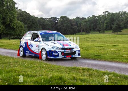 Auto da rally Ford Focus St170 Martini 2002; auto classiche, storici, amati, vecchi temporizzatori, veterano d'annata restaurato da collezione, veicoli storici di un tempo in arrivo per l'evento storico di Mark Woodward a Leighton Hall, Carnforth, Regno Unito Foto Stock