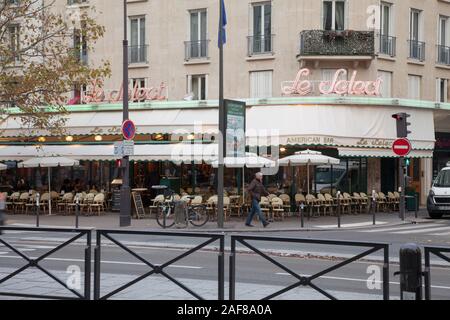 Le Select è una brasserie parigina fondata nel 1923 famoso come uno dei caffè di artisti e intellettuali tra cui Picasso ed Hemingway Foto Stock