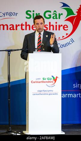 LLANELLI, Galles. 12 dic 2019. Una vittoriosa Jonathan Edwards di Plaid Cymru parlando sul podio dopo aver tenuto il Carmarthenshire Oriente & Dinefwr conteggio di sedile che si terrà presso il Selwyn Samuel Centro in Llanelli. Foto copyright Matteo Lofthouse - Fotografo freelance. Credito: Matteo Lofthouse/Alamy Live News Foto Stock