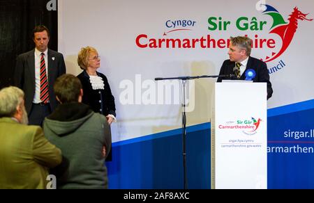 LLANELLI, Galles. 12 dic 2019. Perdere il candidato Havard Hughes del Partito Tory criticando la tattica di Jonathan Edwards Plaid Cymru partito dopo Edwards ha vinto il Carmarthenshire Oriente & Dinefwr sedile. Tenuto presso Il Selwyn Samuel Centro in Llanelli. Foto copyright Matteo Lofthouse - Fotografo freelance. Credito: Matteo Lofthouse/Alamy Live News Foto Stock