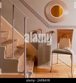 Corridoio con portaombrelli e decorate dado di andare al piano di sopra Foto Stock
