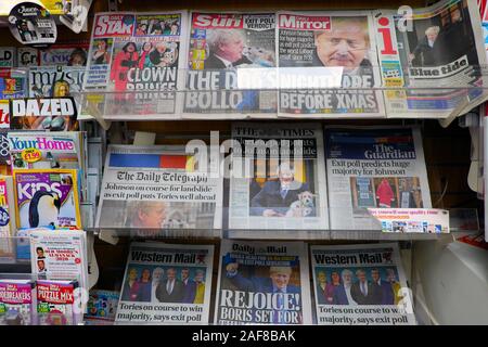 Risultato elettorale quotidiano britannico in primo piano sul lato anteriore della pagina di formato tabloid e broadsheet quotidiani in un'edicola Negozio in Gran Bretagna UK KATHY DEWITT Foto Stock