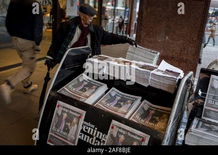 Il giorno dopo il primo ministro britannico Boris Johnson il Partito conservatore ha vinto una frana elezione generale vittoria conquistando una maggioranza di 80 seggi parlamentari (la più grande dal 1987), la sera giornale standard mostra Johnson e il suo partner Carrie Symonds sventolare sui passi di 10 Downing Street al di sopra del titolo "io sarò il popolo del PM", il 13 dicembre 2019, a Londra, in Inghilterra. Foto Stock