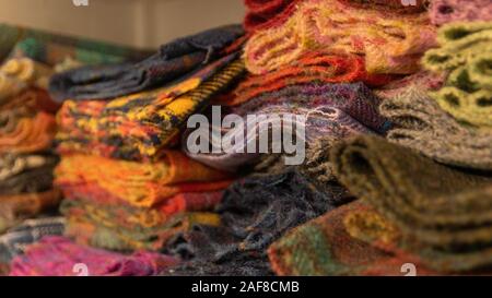 Tweed sciarpe su un ripiano Foto Stock