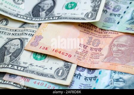 Valute dei principali economie del mondo degli Stati Uniti e India: US Dollari e Rupie Indiane banconote. Foto Stock