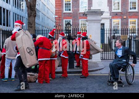 Estinzione della ribellione contestatori lasciare il carbone al di fuori del Partito conservatore la sede centrale di Londra, Regno Unito Foto Stock