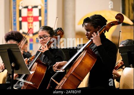 Uno studente orchestra suona con il compositore e trompetist Hannibal Lokumbe come egli onora il dottor Kim Phoec durante un concerto che include LokumbeÕs composit Foto Stock