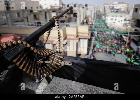 Khan Younis, Striscia di Gaza, Territori palestinesi. Xiii Dec, 2019. Poliziotti palestinesi guardia segnando il 32th anniversario del movimento islamico di fondazione in Khan Younis nel sud della striscia di Gaza, il 13 dicembre 2019 Credit: Ashraf Amra/immagini APA/ZUMA filo/Alamy Live News Foto Stock