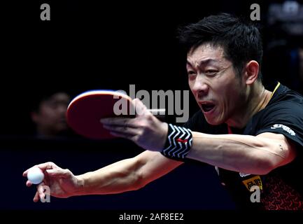 Zhengzhou, Cina. Xiii Dec, 2019. Xu Xin della Cina restituisce un colpo durante gli uomini singoli quarti contro Harimoto Tomokazu del Giappone all'2019 ITTF World Tour Grand Finals di Zhengzhou, Cina centrale, Dic 13, 2019. Credito: Li Un/Xinhua/Alamy Live News Foto Stock