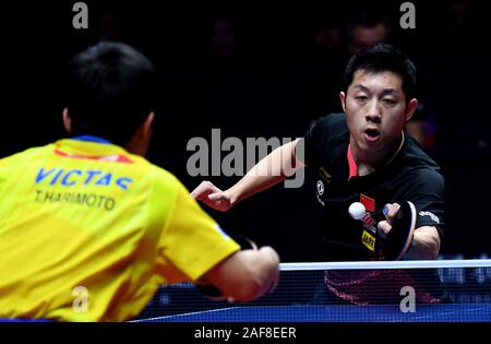 Zhengzhou, Cina. Xiii Dec, 2019. Xu Xin della Cina restituisce un colpo durante gli uomini singoli quarti contro Harimoto Tomokazu del Giappone all'2019 ITTF World Tour Grand Finals di Zhengzhou, Cina centrale, Dic 13, 2019. Credito: Li Un/Xinhua/Alamy Live News Foto Stock