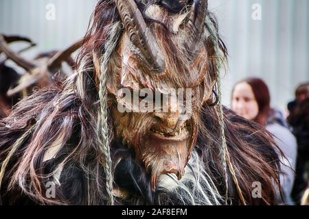 Monaco di Baviera, Germania - 8 dicembre 2019 interprete presso il tradizionale Krampus eseguire presso il mercato di Natale nel centro di Monaco,demoniaco e male figura mascherata wi Foto Stock