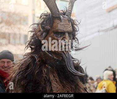 Monaco di Baviera, Germania - 8 dicembre 2019 interprete presso il tradizionale Krampus eseguire presso il mercato di Natale nel centro di Monaco,demoniaco e male figura mascherata wi Foto Stock