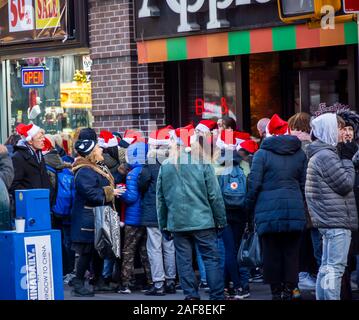 Schiere di theatergoers scendere sul giardino d'inverno teatro di Broadway a New York per vedere una performance di giovedì, 12 dicembre 2019 del musical "Beetlejuice". (© Richard B. Levine) Foto Stock