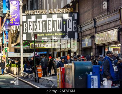 Schiere di theatergoers scendere sul giardino d'inverno teatro di Broadway a New York per vedere una performance di giovedì, 12 dicembre 2019 del musical "Beetlejuice". (© Richard B. Levine) Foto Stock