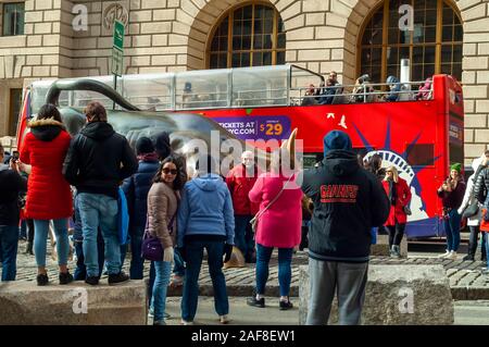 Orde di turisti cluster intorno e posare per le foto di fronte al Wall Street Bull, artista Arturo DiModica, su Broadway in Lower Manhattan a New York Domenica, 8 dicembre 2019. A causa di problemi di sicurezza a causa delle mandrie di turisti che affollano la statua, la città sta valutando la possibilità di spostare la scultura. (© Richard B. Levine) Foto Stock