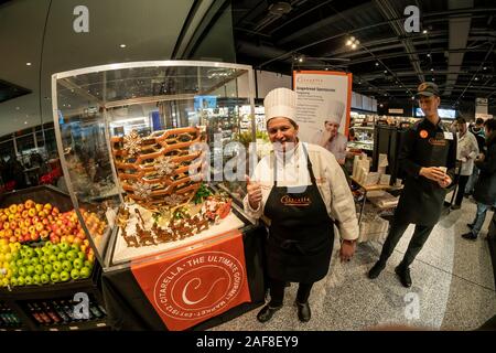 Il premiato chef pasticcere Carolina Perego pone con la sua versione di panpepato della nave" sul display in corrispondenza del negozio Citarella in cantieri di Hudson in New York il Mercoledì, 4 dicembre 2019. Creato da pan di zenzero, cioccolato Valrhona, zucchero fondente e la scultura ha preso Chef Perego 40 ore per costruire. (© Richard B. Levine) Foto Stock