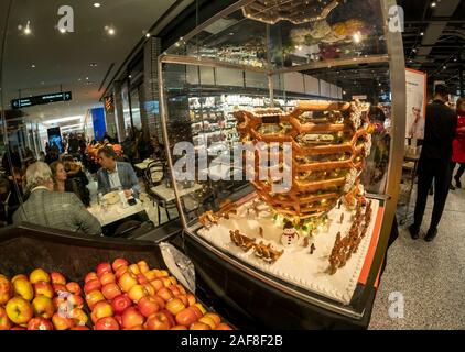 Creato dal premiato chef pasticcere Carolina Perego una versione di panpepato della nave" va in mostra presso il negozio Citarella in cantieri di Hudson in New York il Mercoledì, 4 dicembre 2019. Creato da pan di zenzero, cioccolato Valrhona, zucchero fondente e la scultura ha preso Chef Perego 40 ore per costruire. (© Richard B. Levine) Foto Stock