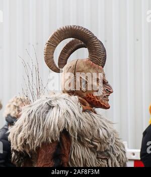 Monaco di Baviera, Germania - 8 dicembre 2019 interprete presso il tradizionale Krampus eseguire presso il mercato di Natale nel centro di Monaco,demoniaco e male figura mascherata wi Foto Stock