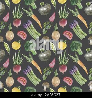 Acquerello vegetale modello senza cuciture su sfondo bianco. Barbabietole, carote, cetriolo, pomodoro, cipolla, aglio, patate, peperoni. illustrazione. Foto Stock