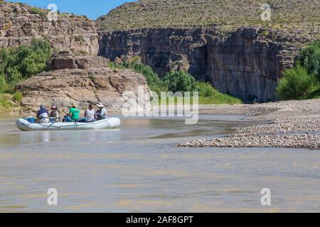 Rio Grande, avvicinando Hot Springs Canyon, nei pressi di Rio Grande villaggio, parco nazionale di Big Bend, Texas. Foto Stock