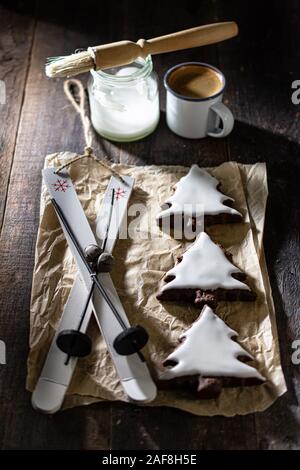 Deliziosa gingerbread sul vecchio tavolo.Montare i dolci di Natale.Il cibo sano e caffè Foto Stock