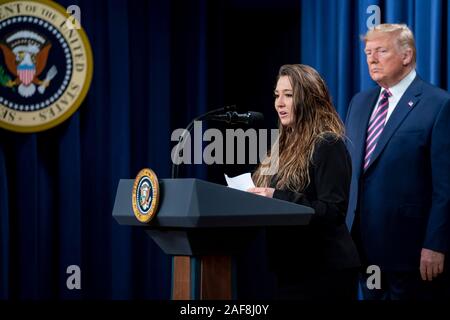 Washington DC, Stati Uniti d'America. 12 dicembre, 2019. U.S presidente Donald Trump ascolta come Brittany Hasemann del Colorado, offre commento alla Casa Bianca il vertice sulla cura dei bambini e i congedi retribuiti: Sostegno dell'America di famiglie di lavoro nel Sud Corte Auditorium del Eisenhower Executive Office Building alla Casa Bianca il 12 dicembre 2019 a Washington, DC. Credito: Tia Dufour/White House foto/Alamy Live News Foto Stock