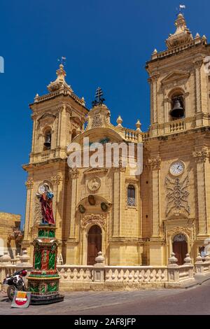 La facciata della Basilica della Natività di Nostra Signora con la statua colorata montato per la prossima festa Foto Stock