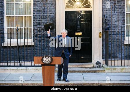 A Downing Street, Londra, Regno Unito. 13 dic 2019 - Primo ministro britannico e il leader del Partito conservatore Boris Johnson, onde ai supporti dopo il Partito Conservatore vince una maggioranza le elezioni generali del 2019. Credito: Dinendra Haria/Alamy Live News Foto Stock