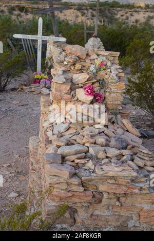 Terlingua, Texas. Tombe nel cimitero Terlingua, risalenti all'inizio del novecento, ancora in uso. Foto Stock