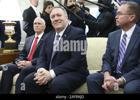 Washington DC, Stati Uniti d'America. Xiii Dec, 2019. Da sinistra, Vice Presidente Mike Pence, Segretario di Stato Mike Pompeo e il capo del personale della Casa Bianca, Mick Mulvaney ascoltare domande da reporter durante un incontro con il presidente Donald Trump e Paraguay di presidente Mario Abdo Benítez nell'Ufficio Ovale della Casa Bianca il Mercoledì, 13 dicembre 2019 a Washington, DC. Foto di Oliver Contreras/UPI Credito: UPI/Alamy Live News Foto Stock