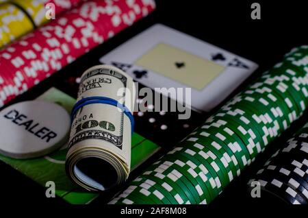 Un dollaro 100 kupurs è sul tavolo del blackjack accanto al chip del poker e un commerciante di chip Foto Stock