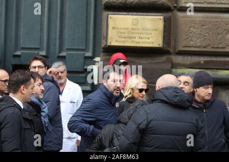 Napoli, Italia. Xiii Dec, 2019. Matteo Salvini a Napoli all'uscita da una visita istituzionale per il penitenziario di Poggioreale di Napoli. (Foto di Salvatore Esposito/Pacific Stampa) Credito: Pacific Press Agency/Alamy Live News Foto Stock