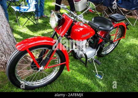 Un edificio restaurato del magazzino 1952 Harley Davidson Hummer motociclo in Moab aprile azione Car Show in Moab Utah. Foto Stock