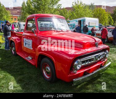 Una restaurata e modificata 1953 Ford F-100 Pickup Truck in Moab aprile azione Car Show in Moab Utah. Foto Stock