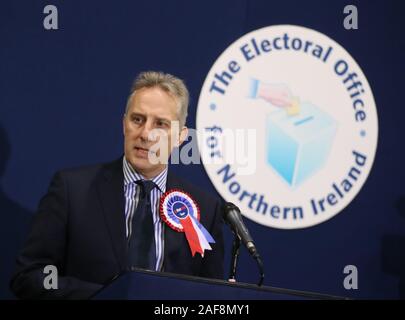 Ian Paisley Jnr celebra la sua elezione come MP per North Antrim a Meadowbank Sports Arena in Magherafelt Co Londonderry come inizia il conteggio per elezione di Westminster. Foto Stock