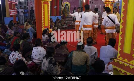 Dacca in Bangladesh. Xiii Dec, 2019. Devoti indù eseguire Kirtan (religione performance arts) durante un festival annuale a un tempio a Dhaka. Credito: MD Mehedi Hasan/ZUMA filo/Alamy Live News Foto Stock