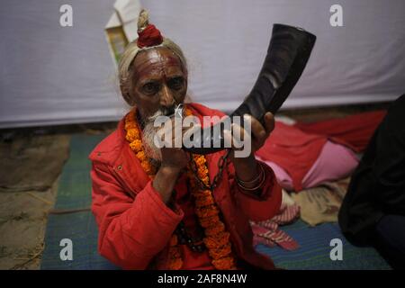 Dacca in Bangladesh. Xiii Dec, 2019. Un devoto indù in posa per una foto su un festival a un tempio a Dhaka. Credito: MD Mehedi Hasan/ZUMA filo/Alamy Live News Foto Stock