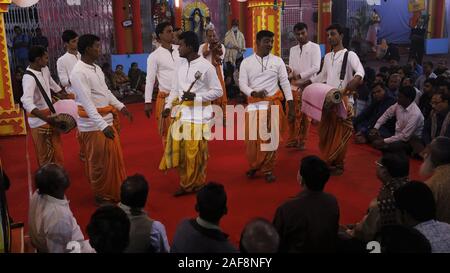 Dacca in Bangladesh. Xiii Dec, 2019. Devoti indù eseguire Kirtan (religione performance arts) durante un festival annuale a un tempio a Dhaka. Credito: MD Mehedi Hasan/ZUMA filo/Alamy Live News Foto Stock