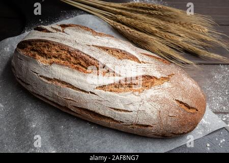 Tradizionale pane di segale sul tavolo. Pane rustico dalla Spagna Foto Stock